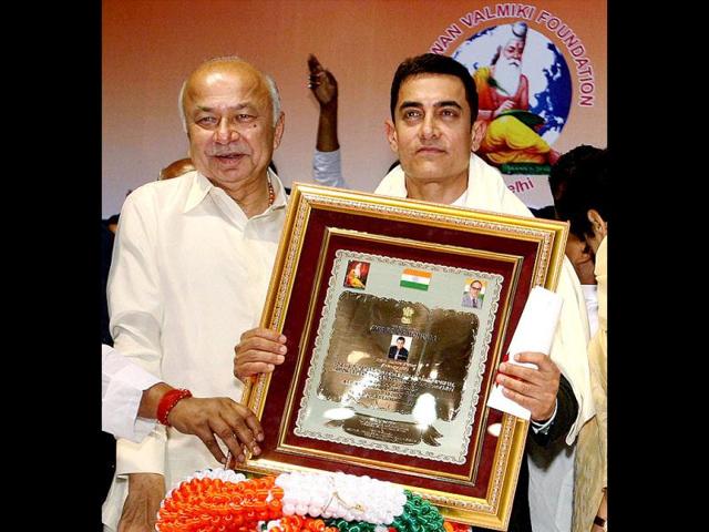 Union Home Minister Sushil Kumar Shinde honours Bollywood actor Aamir Khan with an award for his television show Satyamev Jayate in New Delhi on October 18. (PTI Photo)