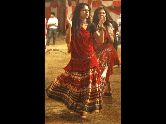 People enjoying Garba and Dandiya, celebrating Navratri Utsav organized Gujarat Youth club at Gujarat Vihar in East Delhi. HT/Sonu Mehta