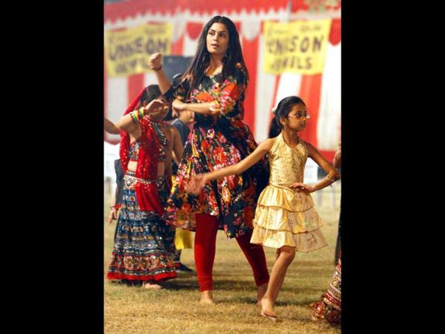 Children take part in Garba programme at Gujarat Vihar in East Delhi. HT/Sonu Mehta