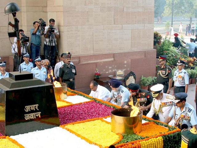 Defence minister AK Antony, Marshal of Indian Air Force Arjan Singh and three Services Chiefs pay tributes 1962 war martyrs at Amar Jawan Jyoti in New Delhi. UNI Photo