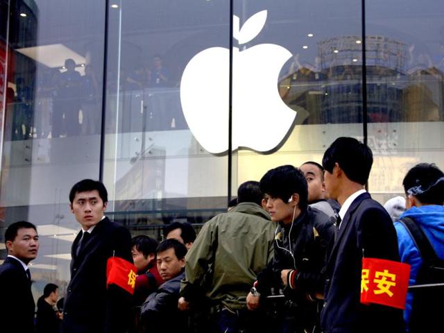 Security-staff-watch-over-a-crowd-gathered-for-the-opening-of-a-new-Apple-store-in-Beijing-Reuters-David-Gray Security-staff-watch-over-a-crowd-gathered-for-the-opening-of-a-new-Apple-store-in-Beijing-Reuters-David-Gray