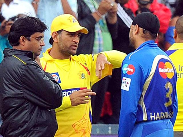 Mumbai Indians captain Harbhajan Singh (2nd R) talks with Chennai Super Kings captain Mahendra Singh Dhoni (2nd L) before the Champions League T20 (CLT20) game between Chennai Super Kings and Mumbai Indians at the Wanderers Stadium in Johannesburg. AFP Photo/Alexander Joe