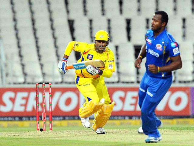 Chennai Super Kings batsman Mahendra Singh Dhoni runs with his bat during the Champions League T20 (CLT20) game between the Chennai Super Kings and the Mumbai Indians at the Wanderers Stadium in Johannesburg. AFP Photo/Alexander Joe