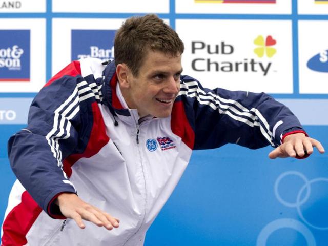 Britain's Jonathan Brownlee bows to the crowd as he won the world series after finishing second in the Elite Men's Race of the World Triathlon Grand Final in Auckland, New Zealand. AP photo