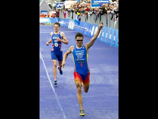 Spain's Javier Gomez reacts in front of Britain's Jonathan Brownlee as he wins the Elite Men's Race of the World Triathlon Grand Final in Auckland, New Zealand. AP photo