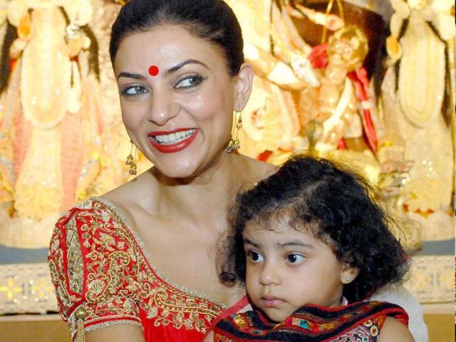 Sushmita Sen poses with daughter Alisah.