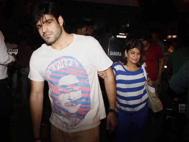 Friends and family arrive at Lilavati hospital to pay their respects to Yash Chopra.