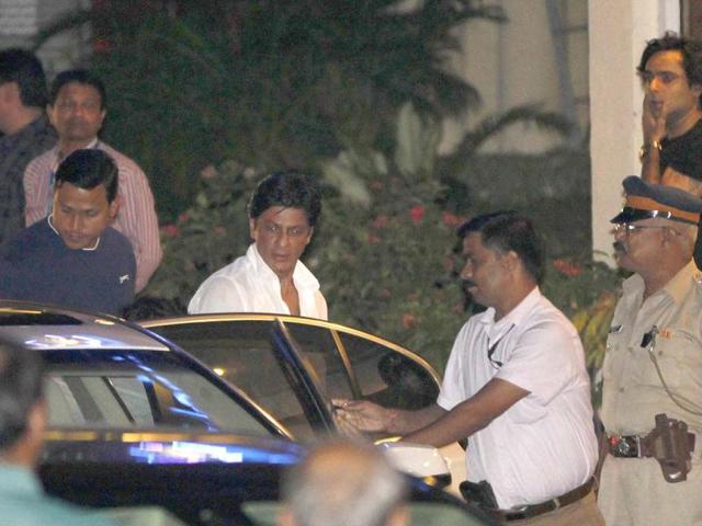 Shah Rukh Khan arrives at Lilavati hospital to visit Yash Chopra.