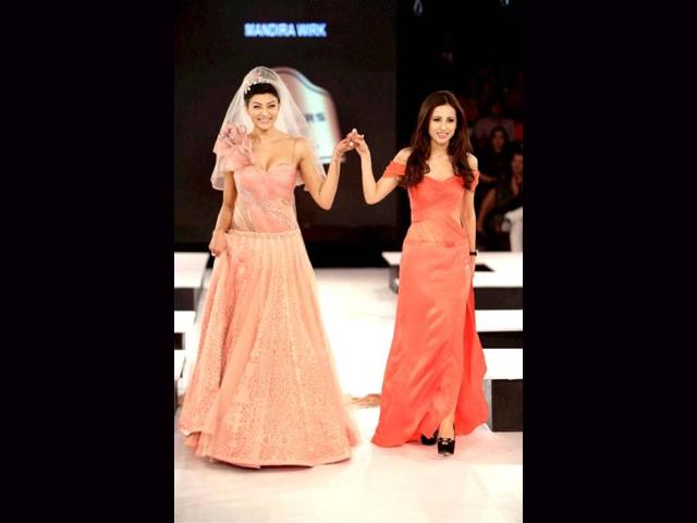 Sushmita Sen was showstopper for designer Mandira Wirk's (R) show in a bridal look.