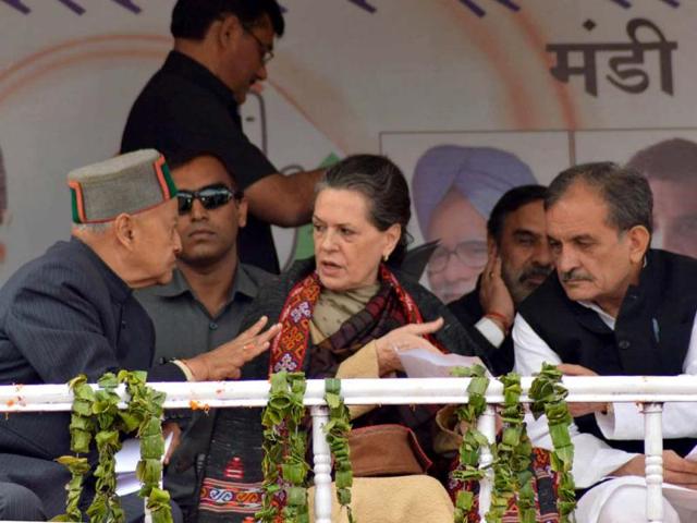 Congress president Sonia Gandhi and Virbhadra Singh during an election rally, in Mandi, Himachal Pardesh. Assembly elections in Himachal Pradesh are scheduled to be held on November 04. (Birbal Sharma /Hindustan Times)