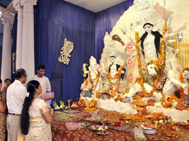 Residents of Indirapuram celebrate Durga Puja festivial in Ghaziabad. (Sakib Ali/Hindustan Times)