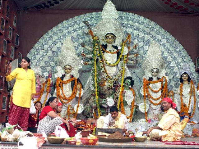 People throng the Durga Puja pandal during Durga Puja festival at Mayur Vihar, New Delhi. (Sushil Kumar/Hindustan Times)