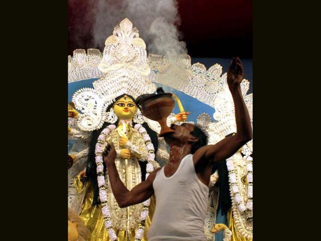 A Hindu priest performs rituals in front of an idol of Hindu Goddess Durga during the Durga Puja festival in Agartala. (AFP Photo)