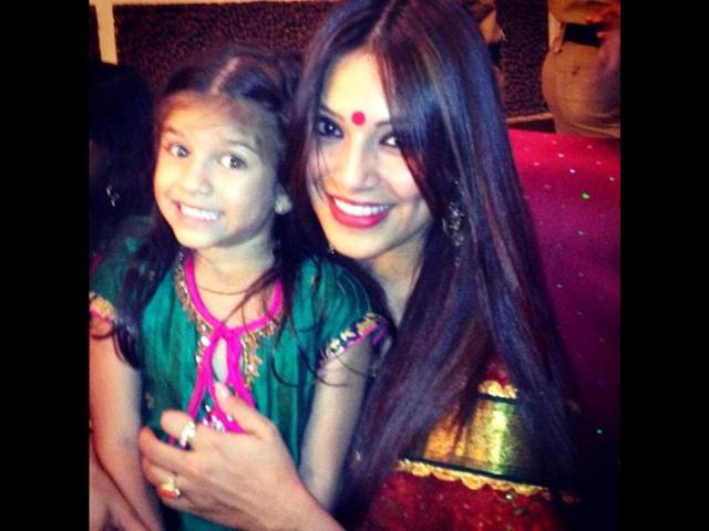 Bipasha tweeted: "Cherish each moment with ur loved ones! In Kolkata fr durga puja! Missing my lil sister Vijayeta!"