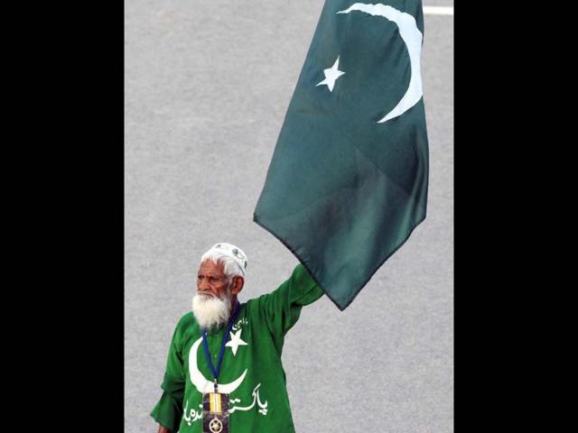 File photo of Mehr Din fondly called 'Uncle Pakistan' during the daily lowering of India and Pakistan's flags at the Wagah border. After 10 years of whipping up crowds at the daily ceremony to close Pakistan and India's main land border crossing, the flag-waving star show passed away on Oct 24, 2012. AFP Photo