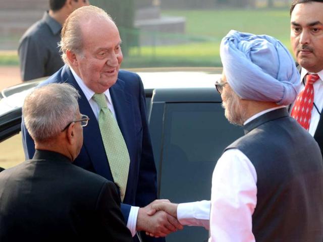 King of Spain Juan Carlos with President Pranab Mukherjee and Prime Minister Manmohan Singh during his ceremonial reception at the Rashtrapati Bhavan in New Delhi.