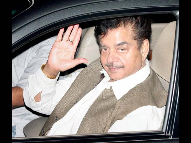 Shatrughan Sinha waves from his car as he arrives at Yash Chopra's Chautha ceremony.