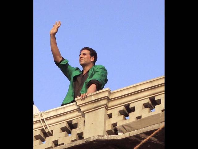 Huge crowds gathered to catch a glimpse of Akshay Kumar, and the locals waited for hours to see him.