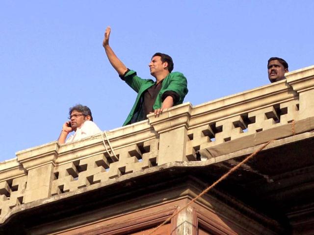One lucky fan managed to sneak in to the heavily guarded terrace to meet Akshay Kumar.