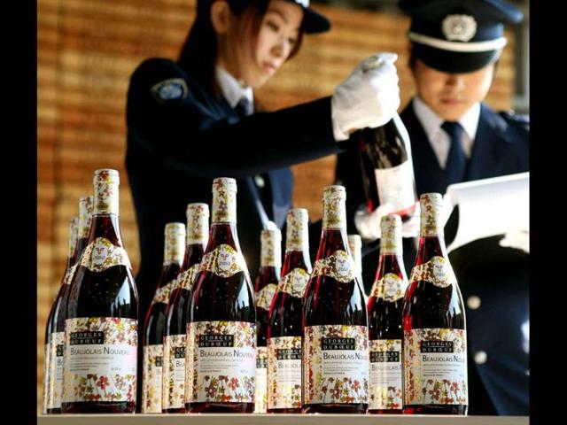 Custom officers check bottles of French wine, Beaujolais-nouveau at the Haneda International airport in Tokyo. The first shipment of 3,170 bottles of Beaujolais-nouveau wines arrived at the airport from Paris ahead of their release date. (AFP Photo)