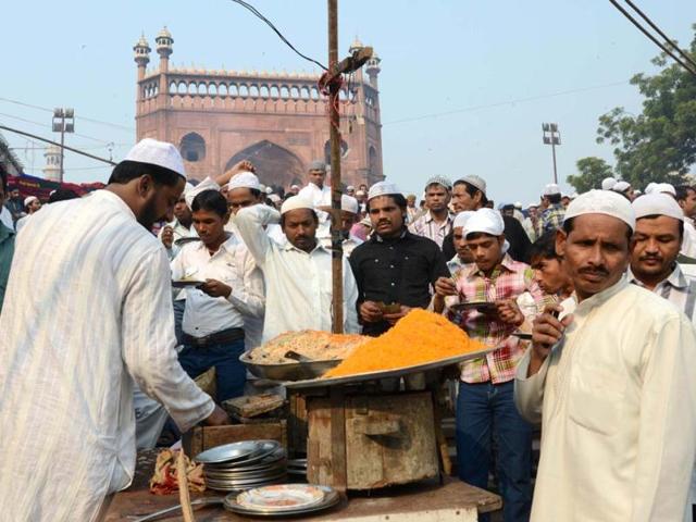 A road side vendor selling Biryani in front of the Jama Masjid in New Delhi on Eid. UNI Photo