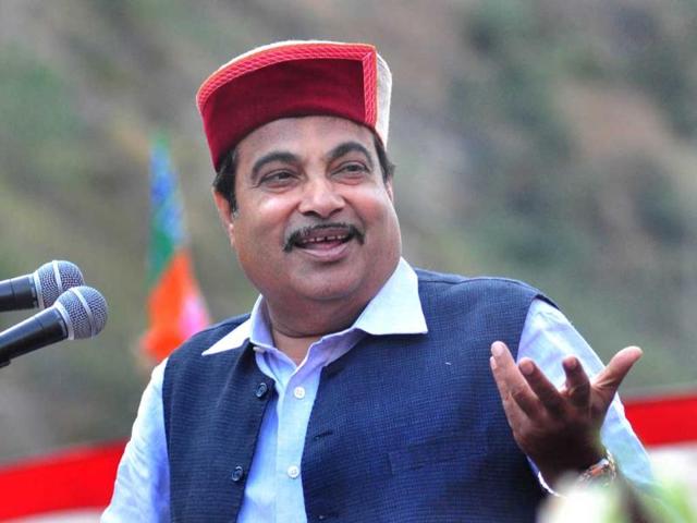 BJP president Nitin Gadkari speaking at rally at Nerwa in Chopal constituency near Shimla. HT photo/Santosh Rawat