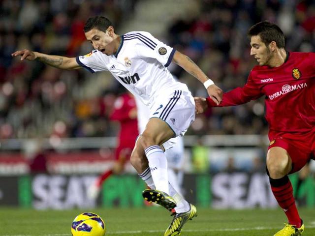 Real Madrid's Argentinian midfielder Angel di Maria (L) vies with Mallorca's midfielder Pedro Bigas during the Spanish league football match Mallorca vs Real Madrid at the Iberostar stadium in Palma de Mallorca. (AFP Photo)
