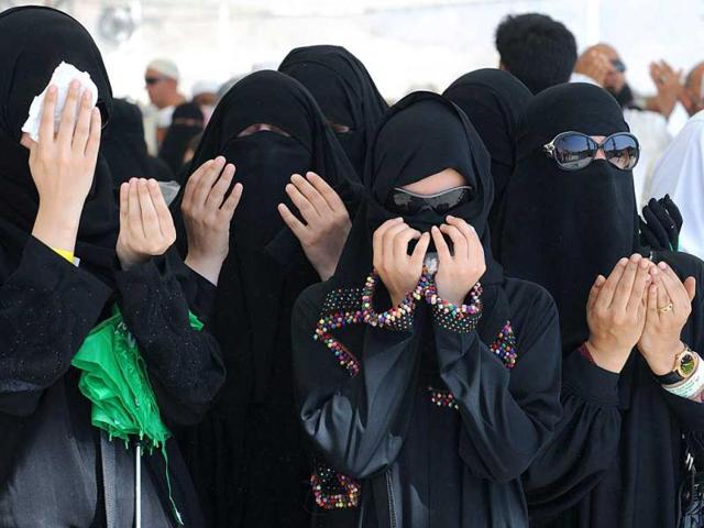 Muslim pilgrims pray after they threw pebbles at pillars during the "Jamarat" ritual, the stoning of Satan, in Mina near the holy city of Mecca. (AFP Photo)