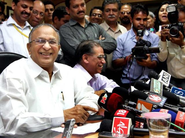 Science and technology minister Jaipal Reddy, interacting with media persons after taking charge at Anusandhan Bhawan in New Delhi. HT/Sushil Kumar