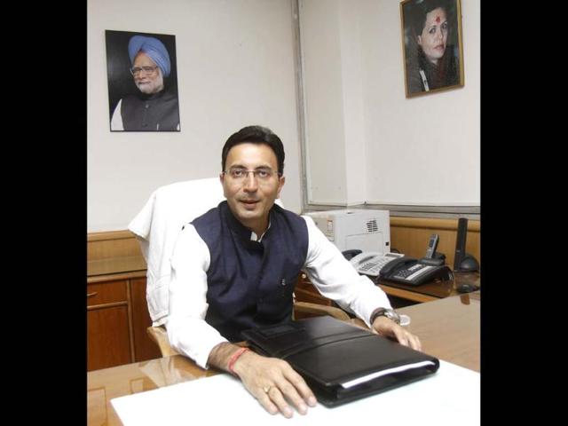 New HRD minister of state Jitin Prasada takes charge at Shastri Bhawan office in New Delhi. HT/Vipin Kumar