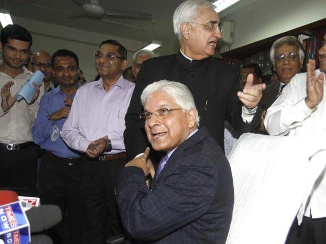 Salman Khurshid outgoing law minister offering the chair to the new law minister Ashwani Kumar who took charge as new Union minister for law and justice at Shastri Bhawan in New Delhi. HT/Sonu Mehta