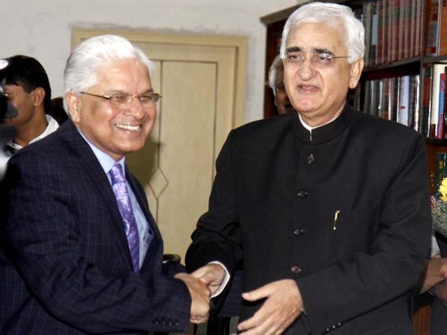Outgoing law minister, Salman Khurshid, shakes hands with the new law minister Ashwani Kumar who took charge as new Union minister for law and justice at Shastri Bhawan in New Delhi. HT/Sonu Mehta