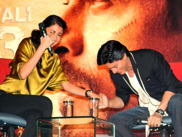 Bollywood actor Shah Rukh Khan (R) shares a light moment with actress Anushka Sharma during a promotional event for Jab Tak Hai Jaan. (AFP)