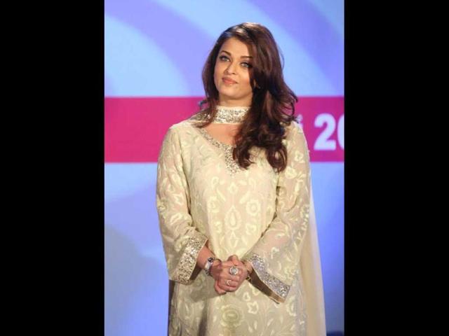 When she was in ninth standard, Aishwarya's first commercial was for Camlin pencils.
