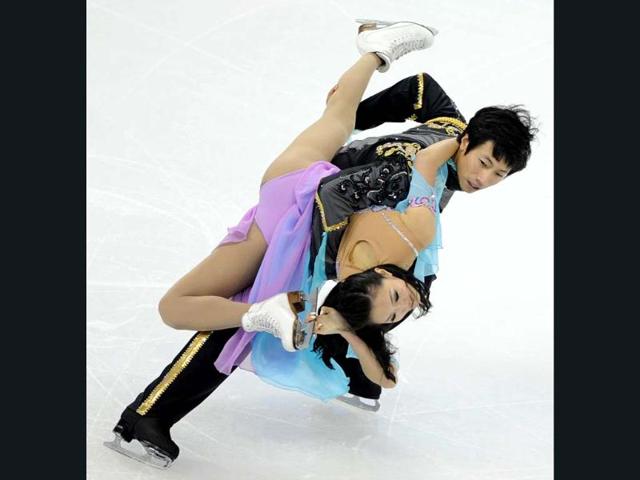 Xiaoyang Yu (L) and Chen Wang of China perform their routine in the Ice Dance Free Dance program during the Cup of China, the third event on the ISU Grand Prix figure skating tour, in Shanghai. AFP photo