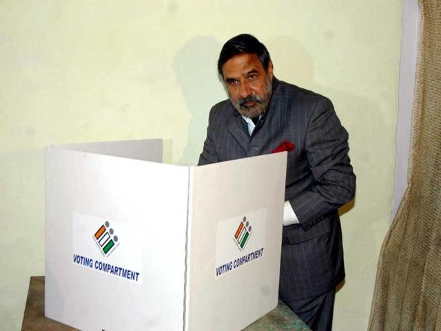 Union trade and commerce minister Anand Sharma casts his vote in Shimla. HT/Santosh Rawat