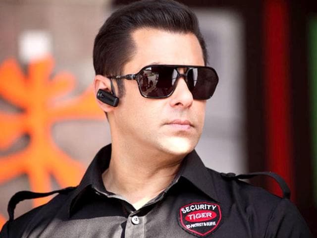 <p>Actor Salman Khan has many times raked controversy and grabbed headlines for his Dabangiri. If reports are to be believed then the Dabang dude lost his cool once again while shooting for an ad film and targeted his archrival Shahrukh Khan when requested to redo a scene with a different facial expression.</p>