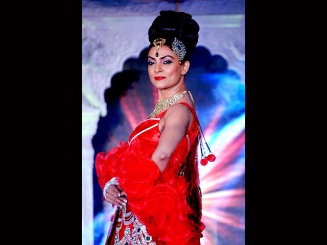 Despite wearing two separate hair accessories, the combination of the maang teeka and jhoomar is suiting Sushmita. Well done, Mr Verma!