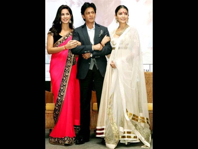 Anushka Sharma, Katrina Kaif look like a million dollar as they promote Jab Tak Hai Jaan in traditional wear. In this picture, Shah Rukh Khan along with the two actresses pose during the event in Kolkata on November 10. (PTI Photo)