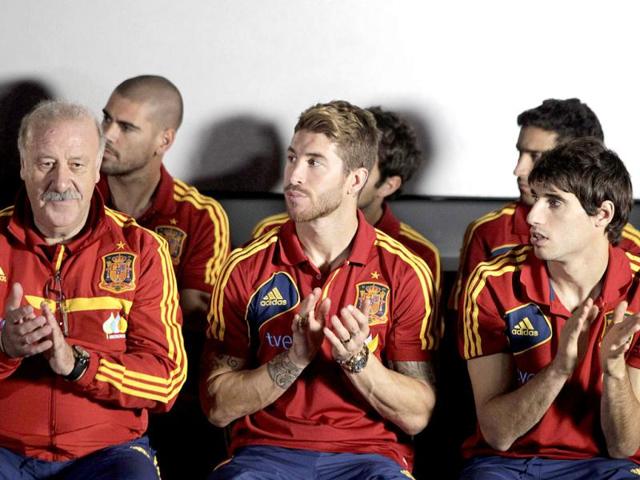 (L-R) Spain's coach Vicente Del Bosque claps with members of his team Victor Valdes, Sergio Ramos and Javier Martinez during a visit to the Presidential Palace in Panama City. (Reuters)