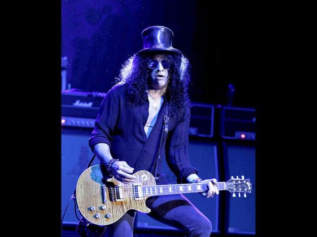 U.S. musician Slash performs at Montevideo's summer theater. (Reuters)