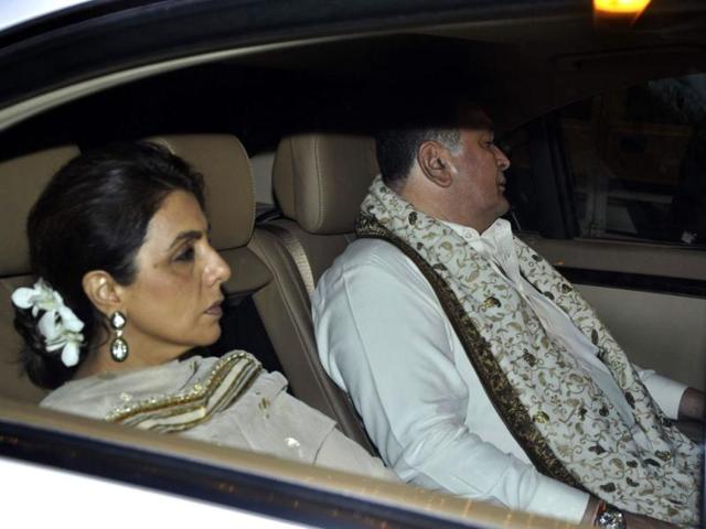 Nitu Kapoor with hubby Rishi Kapoor arrives at Bachchan's residence for diwali party. (Photo/Viral Bhayani)