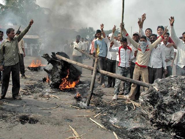 Sugarcane farmers' agitation in Sangli district in Maharashtra has taken violent turn with government refusing to intervene in the price issue. HT photo / Uday Deolekar