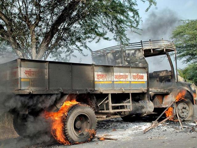 Sugarcane farmers' agitation in Sangli district in Maharashtra has taken violent turn with government refusing to intervene in the price issue. HT photo / Uday Deolekar
