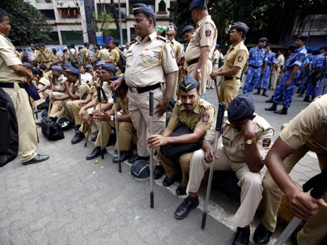 Policemen are deployed outside Matoshree residence of Shiv Sena chief Bal Thackeray. Thackery's health had worsened on Wednesday, leading to a surge of supporters gathering outside his residence in Mumbai. (Photo by Vijayanand Gupta / Hindustan Times)