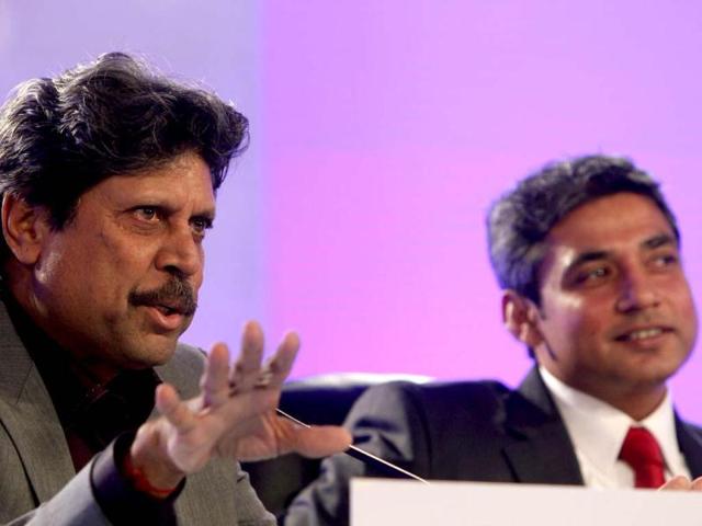 (L-R) Former cricketer Kapil Dev and Ajay Jadeja during the sixth session of Hindustan Times Leadership Summit at Taj Palace in New Delhi. HT/Arijit Sen
