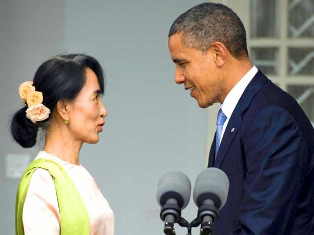 US President Barack Obama and Myanmar pro-democracy leader Aung San Suu Kyi speak during a brief joint press conference at her residence in Yangon. (AFP Photo)