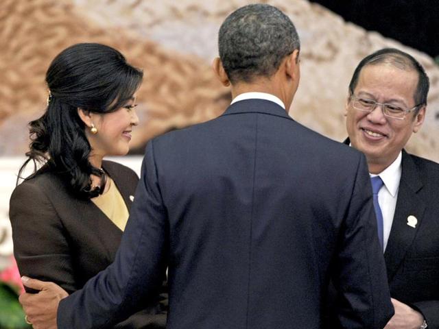 US President Barack Obama greets Thai Prime Minister Yingluck Shinawatra and Philippines President Benigno Aquino ahead of a picture preceding the 7th East Asia Summit in Phnom Penh. AFP