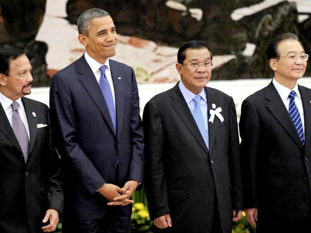 US President Barack Obama stands with Brunei's Sultan Hassanal Bolkiah (L), Cambodian Prime Minister Hun Sen (2nd R) and Chinese Prime Minister Wen Jiabao (R) for a picture ahead of the 7th East Asia Summit in Phnom Penh. AFP