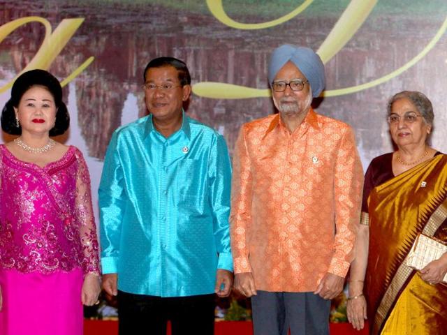 Prime Minister Manmohan Singh with his wife Gursharan Kaur poses with his Cambodian counterpart Hun Sen and his wife at the Gala Dinner ahead of ASEAN Summit in Phnom Penh, Cambodia. PTI